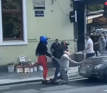 Mladić i devojka OBORILI čoveka nasred ulice (VIDEO)