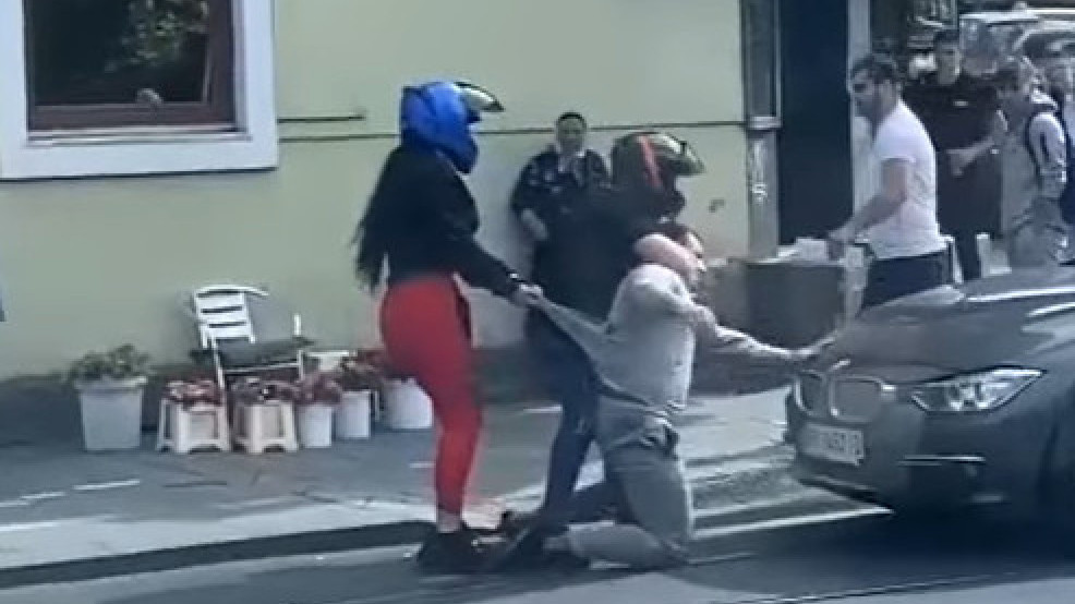 Mladić i devojka OBORILI čoveka nasred ulice (VIDEO)