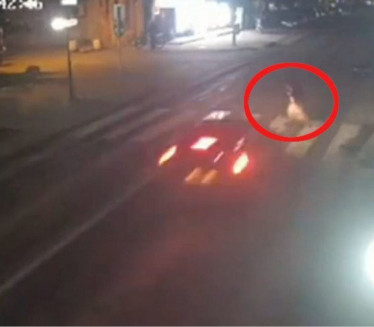 СТРАВИЧНО: Аутомобил покосио жену на пешачком (ВИДЕО)