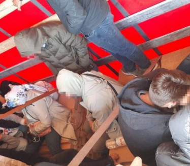 SPREČENO KRIJUMČARENJE: Otkriveno 30 migranata kod Šamca