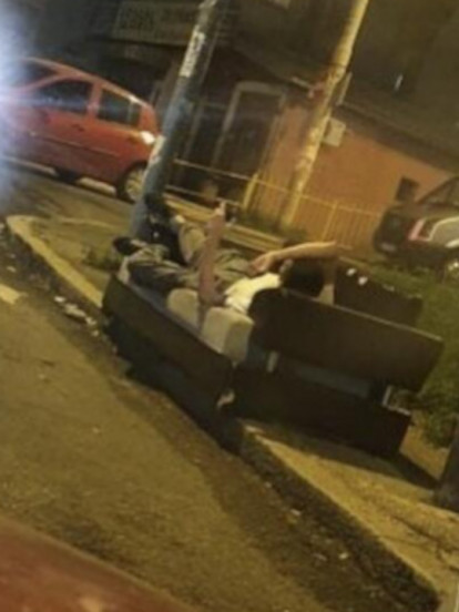 ХИТ НА МРЕЖАМА: Мушкарац на каучу на улици спава