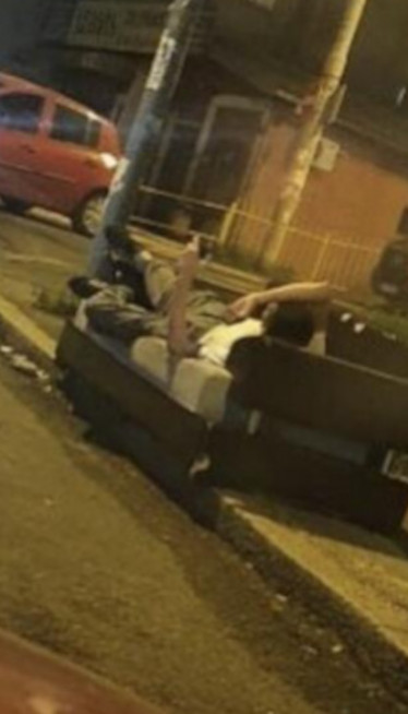 HIT NA MREŽAMA: Muškarac na kauču na ulici spava