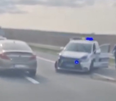 POLICAJCI SE ZAKUCALI U OGRADU: Automobil slupan (VIDEO)