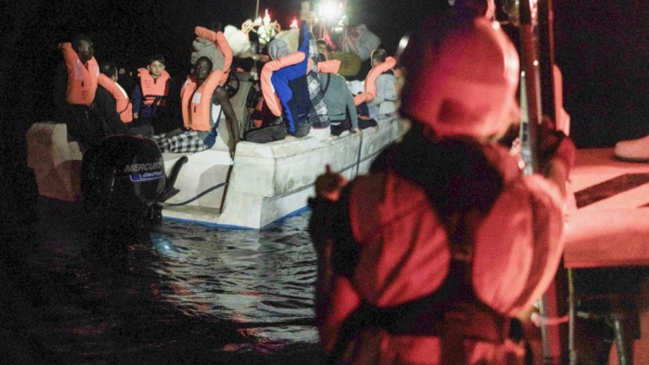 MIGRANTI "ZAPLJUSNULI" ITALIJU: Evakuisano sa mora njih 300