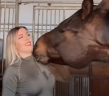 MANEKENKA U ČUDU: Konj joj otkopčao gornji deo (VIDEO)