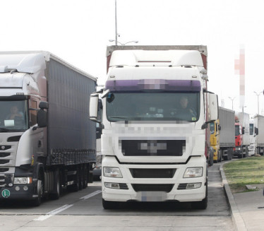 Vozači srpskih kamiona na Jarinju blokirali put