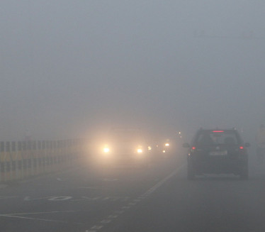 VOZAČI OPREZ: Magla i susnežica na ovim putnim pravcima