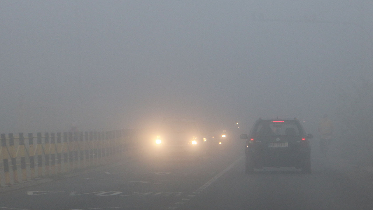 ВОЗАЧИ, УСПОРИТЕ: Магла отежава услове вожње широм Србије