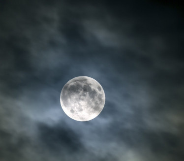 NEBESKI FENOMEN NAD BG-om Susret Meseca i dve planete (FOTO)