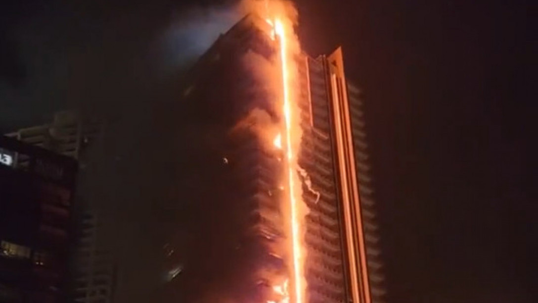 ПОЖАР БЛИЗУ НАЈВИШЕ ЗГРАДЕ: Огромна ватра захватила небодер