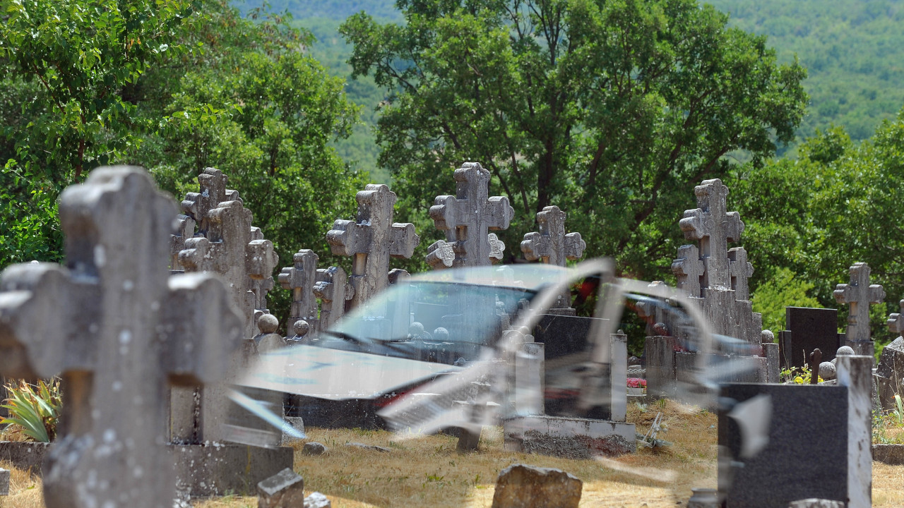 NEOBIČAN UDES: Autom uleteo na seosko groblje na brdu (FOTO)