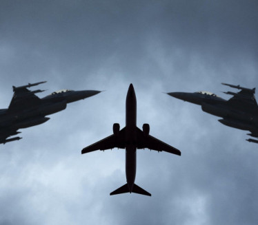 DRAMA NA NEBU: Lovci spustili avion zbog "sumnjive osobe"