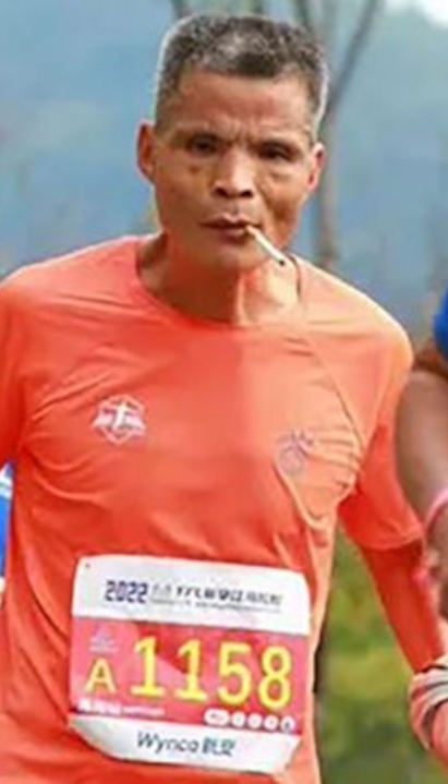 У ИНАТ СВИМА: Кинески тркач постигао необичан рекорд (ФОТО)
