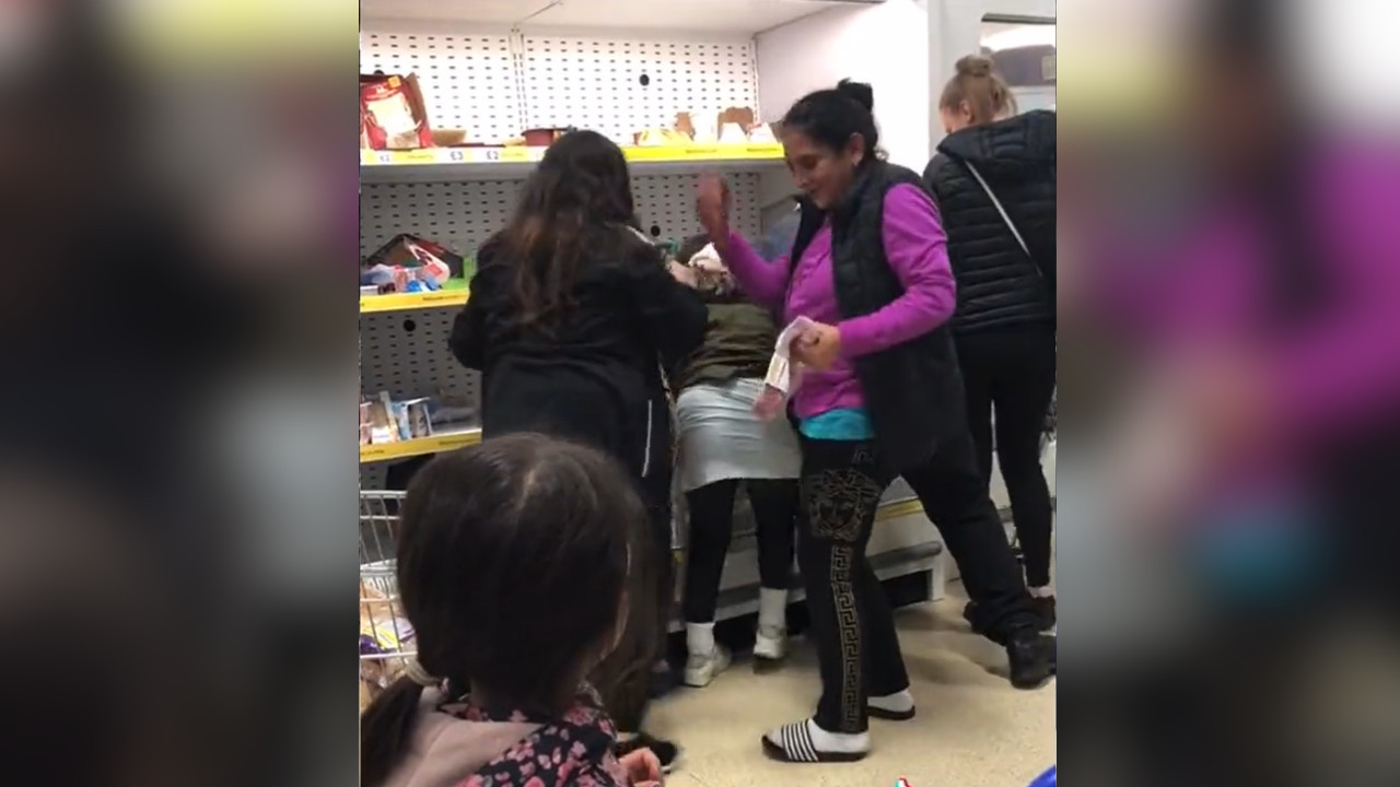 KRIZA! Tuča u supermarketu zbog sniženja (VIDEO)