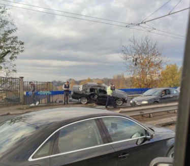 NEZGODA NA PLAVOM MOSTU: Automobil se nasadio na ogradu FOTO