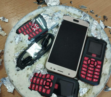 DRAMA U SPUŽU: Čuvari pronašli 4 telefona