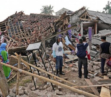 ИМА И МРТВИХ: Земљотрес у Индонезији тресао зграде