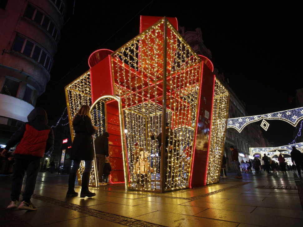 Počelo postavljanje novogodišnje rasvete u Beogradu