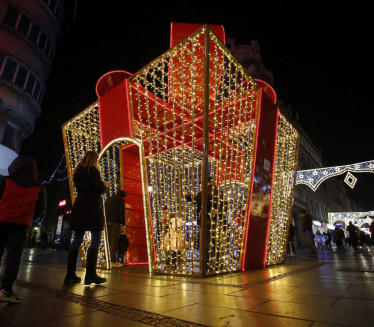 Почело постављање новогодишње расвете у Београду