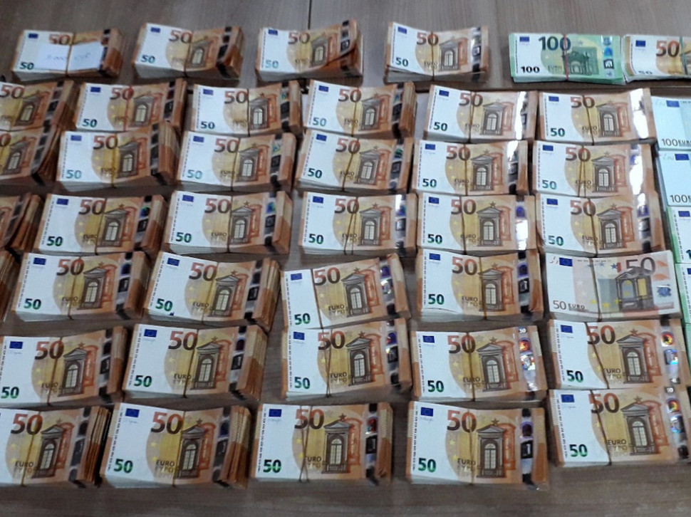 SPREČEN ŠVERC DEVIZA : Pronađeno 270.000 evra