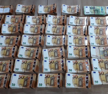 СПРЕЧЕН ШВЕРЦ ДЕВИЗА : Пронађено 270.000 евра