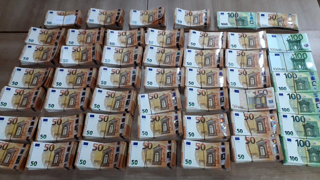 СПРЕЧЕН ШВЕРЦ ДЕВИЗА : Пронађено 270.000 евра