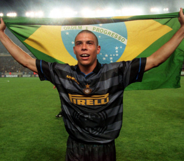 Роналдо пружио подршку Нејмару: Бразил те воли!