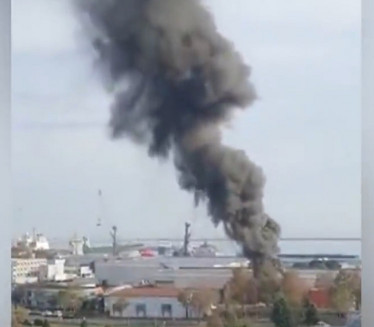 EKSPLOZIJA U LUCI: Veliki požar u skladištu nafte (VIDEO)