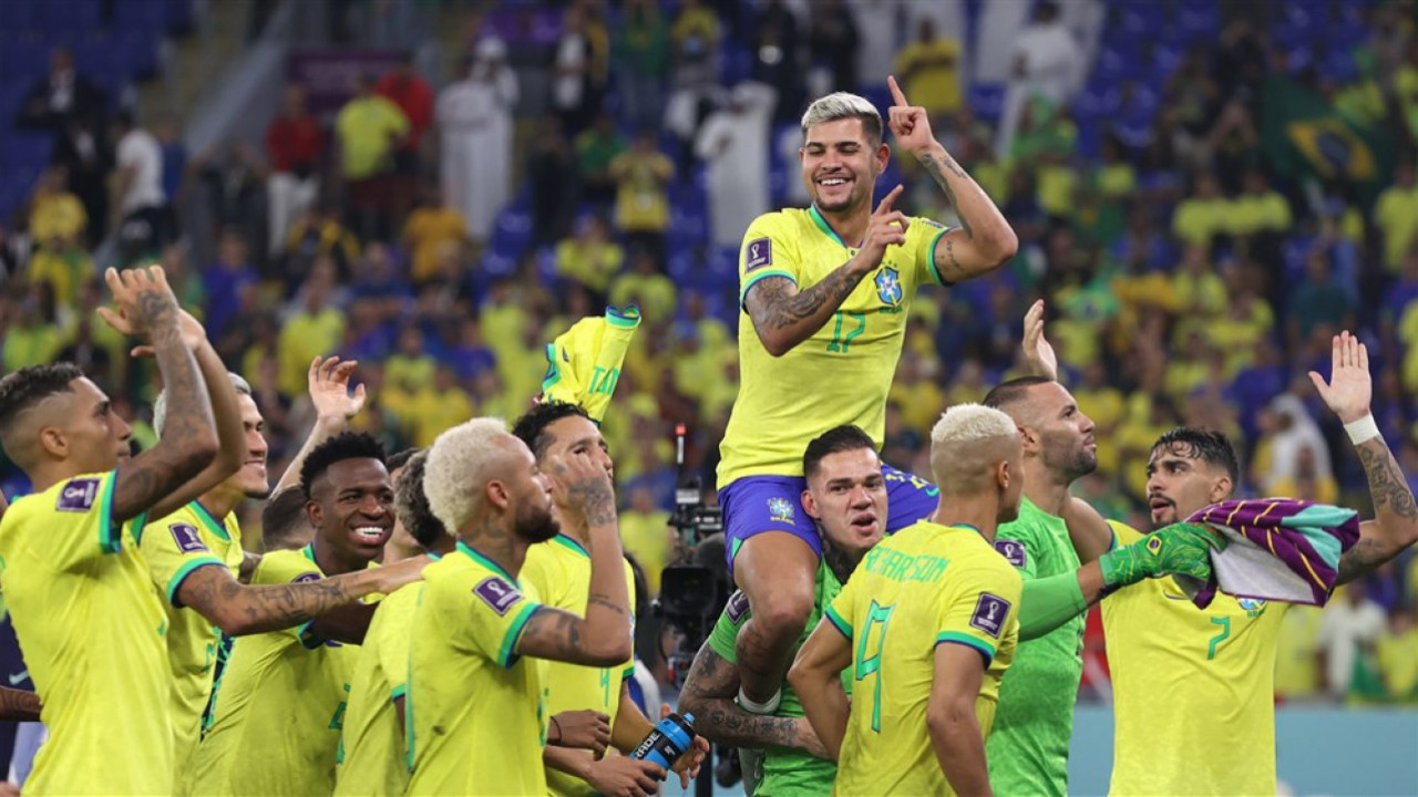 КАКАВ ГЕСТ: Играчи Бразила пружили подршку Пелеу