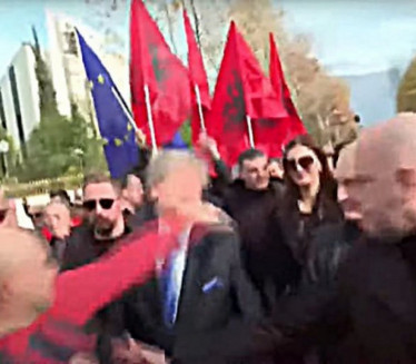 PROTESTI U TIRANI: Bivši premijer udaren pesnicom (VIDEO)