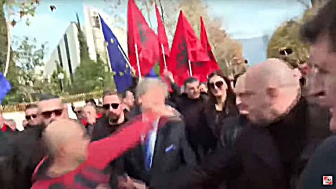 PROTESTI U TIRANI: Bivši premijer udaren pesnicom (VIDEO)