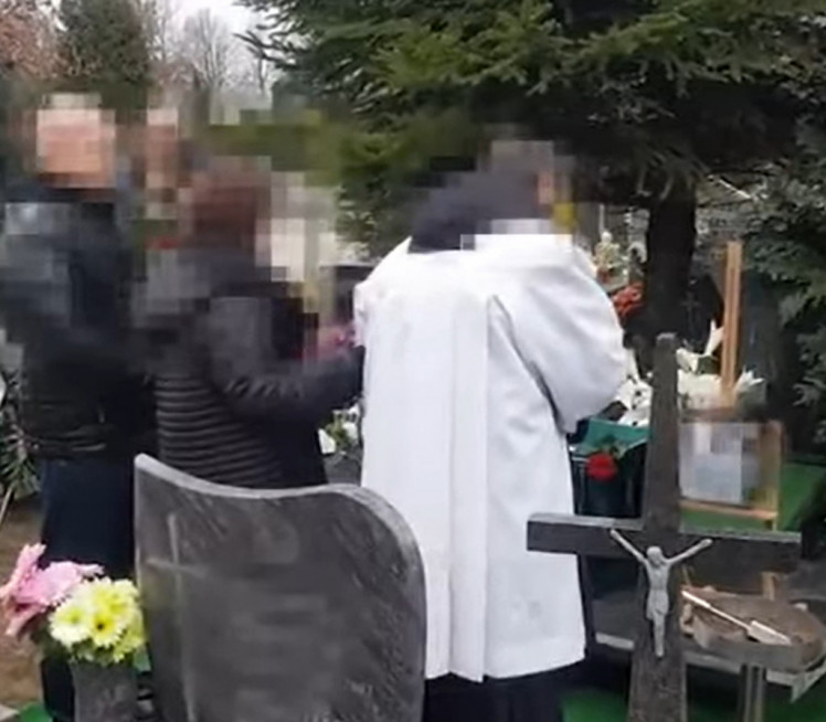 СКАНДАЛ У ПОЉСКОЈ: Свештеник пијан на сахрани, пао на гроб