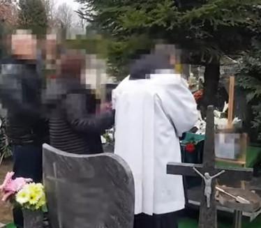 SKANDAL U POLJSKOJ: Sveštenik pijan na sahrani, pao na grob