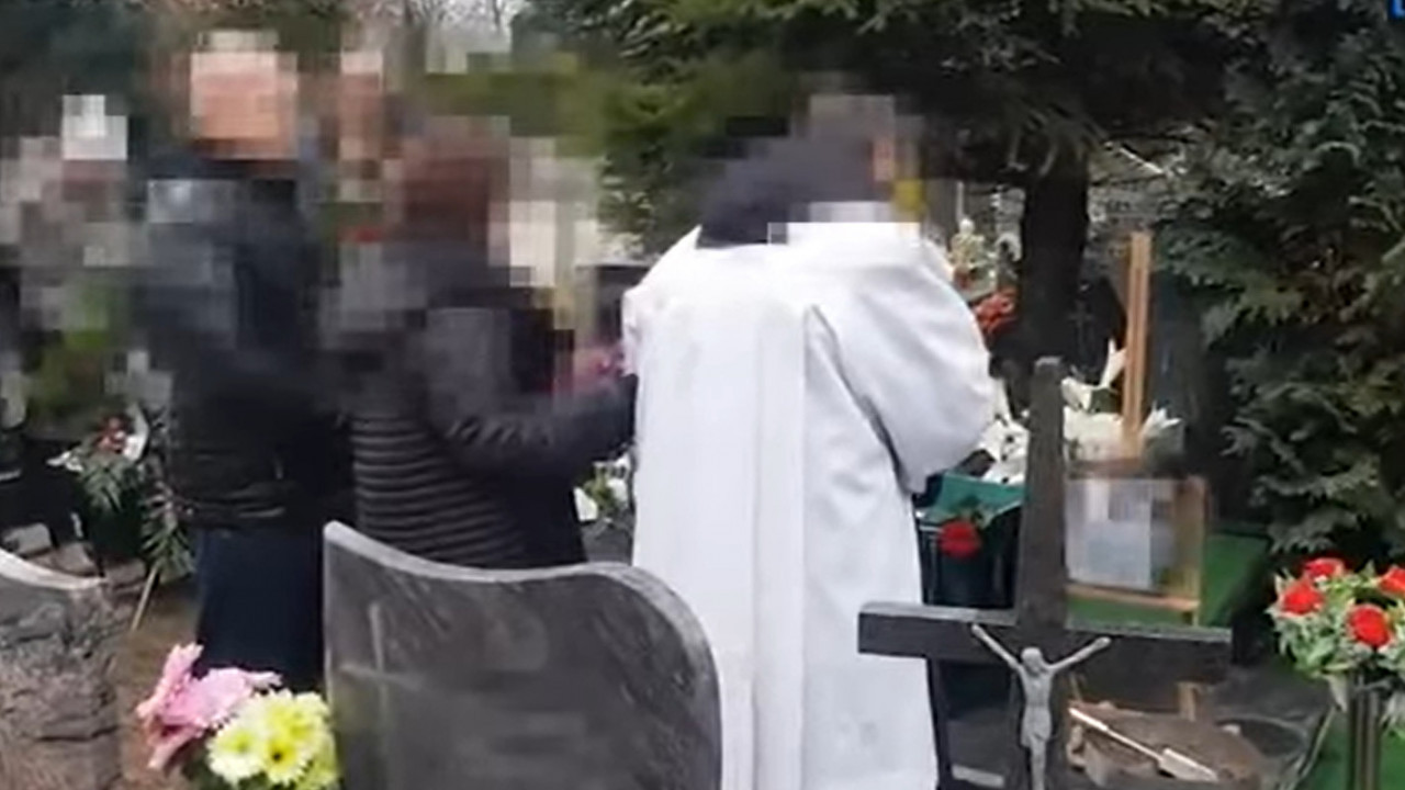 SKANDAL U POLJSKOJ: Sveštenik pijan na sahrani, pao na grob