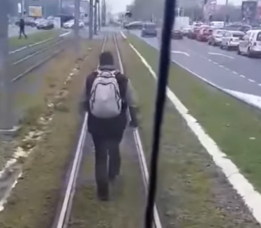 KORISNICI MREŽA BESNI: Bahati čovek ometa tramvaj (VIDEO)