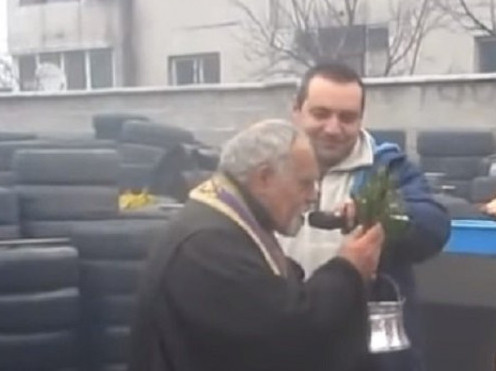 BUGARI ZASMEJALI REGION: Šta sveštenik "osveštava"? (VIDEO)