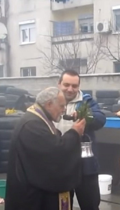 BUGARI ZASMEJALI REGION: Šta sveštenik "osveštava"? (VIDEO)