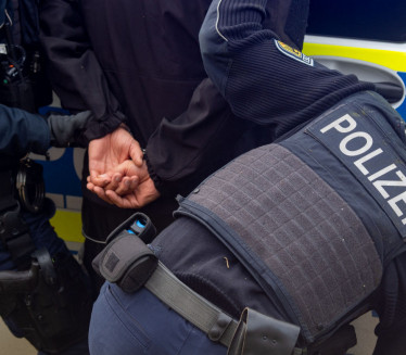 БРЗО СЕ НАШАО ИЗА РЕШЕТАКА Србин напао полицајца у Немачкој