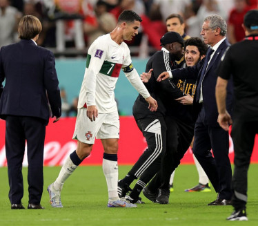 MALI U PORAZU: Ronaldo plakao, pa odgurnuo navijača (VIDEO)