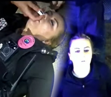 SKORO MRTVA: Policajki vetar raspršio drogu u lice (VIDEO)