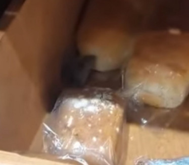 SKANDAL U MARKETU: Miš jede hleb na polici (VIDEO)
