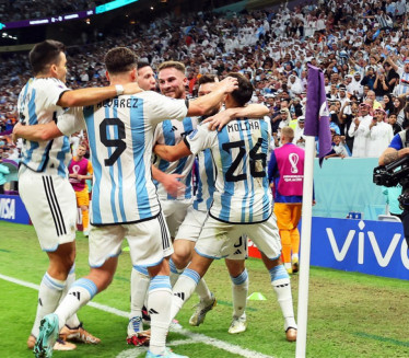 ЗНА КАКО ДА ПРОСЛАВИ: Фудбалер Аргентине ускочио у канту