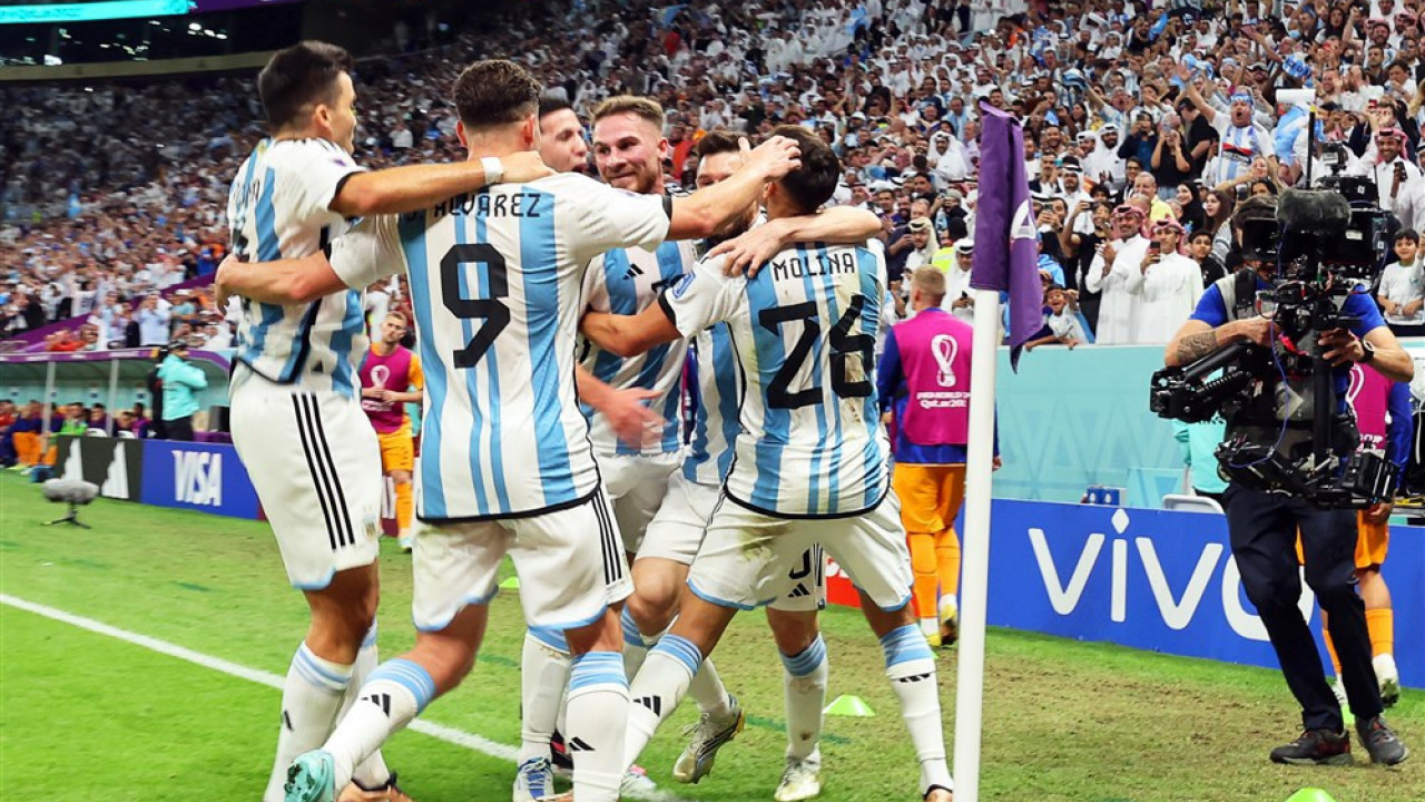 ЗНА КАКО ДА ПРОСЛАВИ: Фудбалер Аргентине ускочио у канту