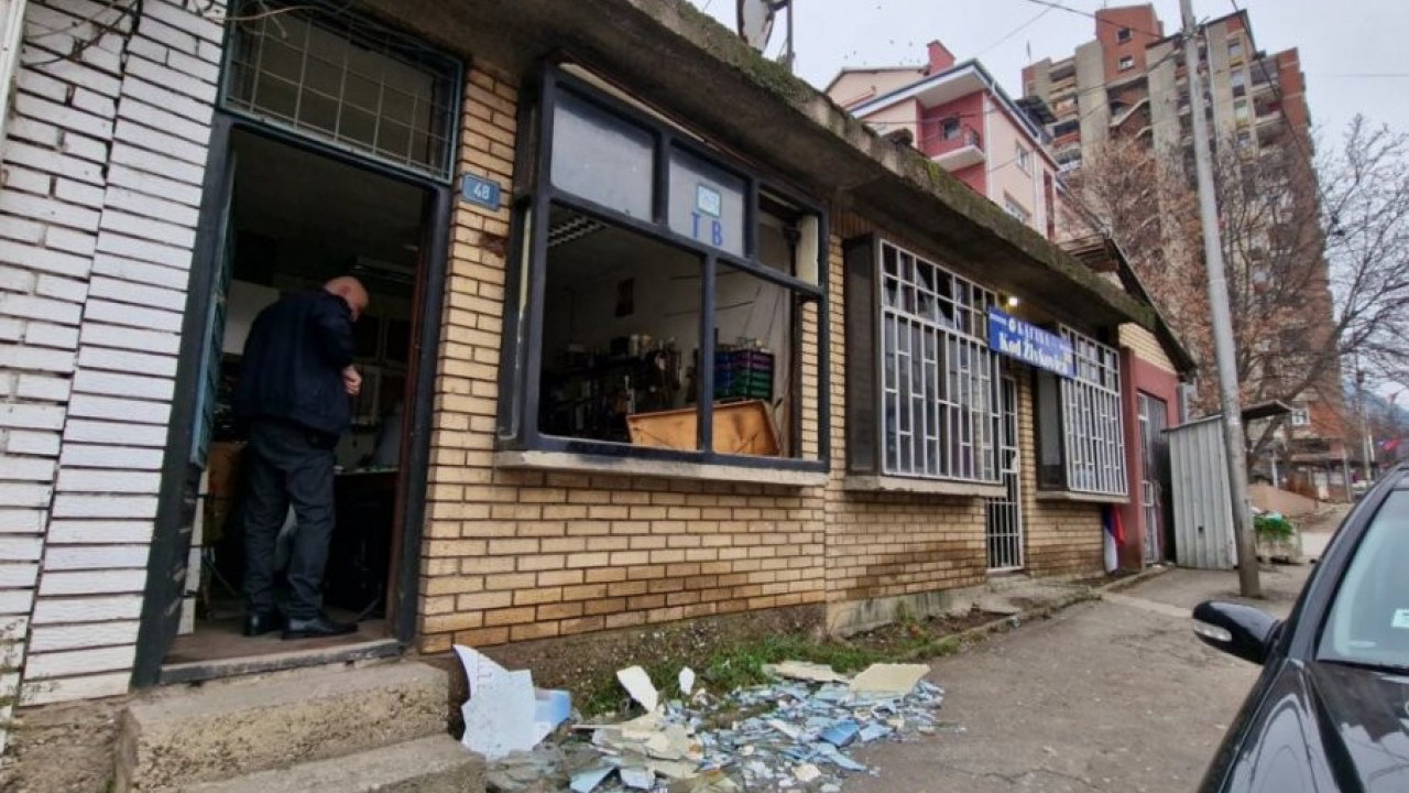 "ПОДМУКЛИ НАПАД": Оштећена српска имовина у Митровици
