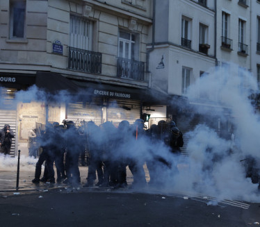 KRENULI I SPECIJALCI: Haos na ulicama Pariza