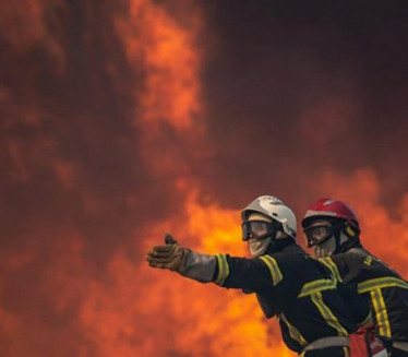 ВАТРА СВЕ СПАЛИЛА: Експлодирала плинска боца - кућа изгорела
