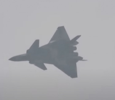 КОНАЧНО УСЛИКАН: Кинески невидљиви борбени авион ј-20 (ФОТО)