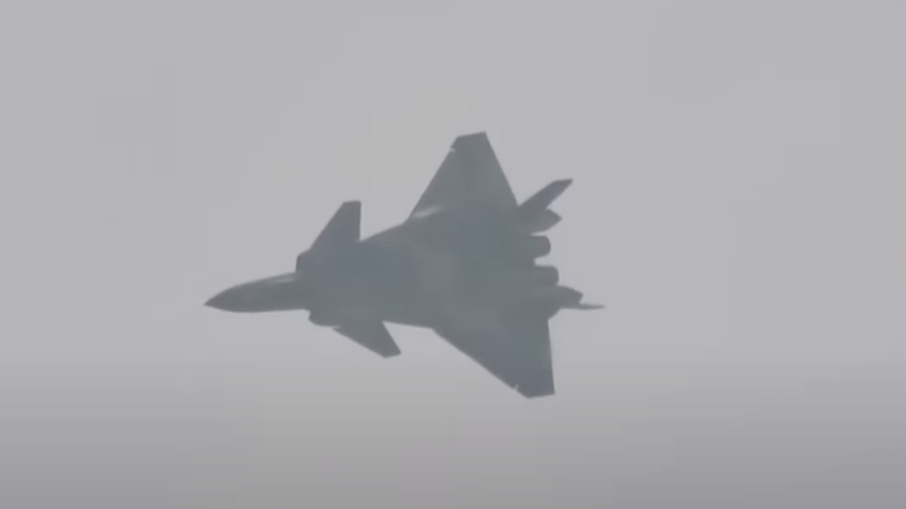 КОНАЧНО УСЛИКАН: Кинески невидљиви борбени авион ј-20 (ФОТО)
