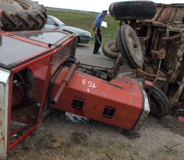 POGINUO DOK JE KOSIO TRAVU: Traktor se prevrnulo na livadi