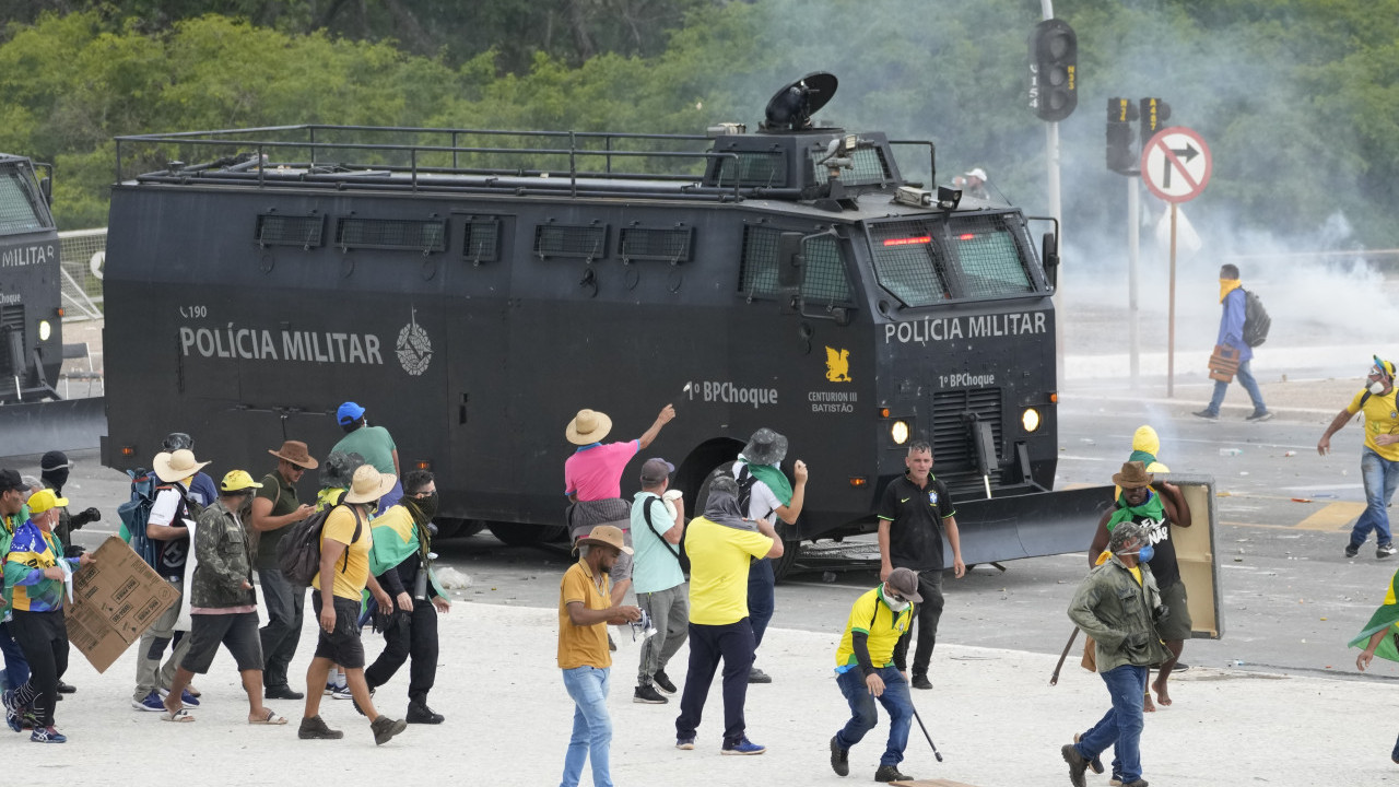 НЕ СМИРУЈЕ СЕ: Настављају се нереди у Бразилу (ФОТО)